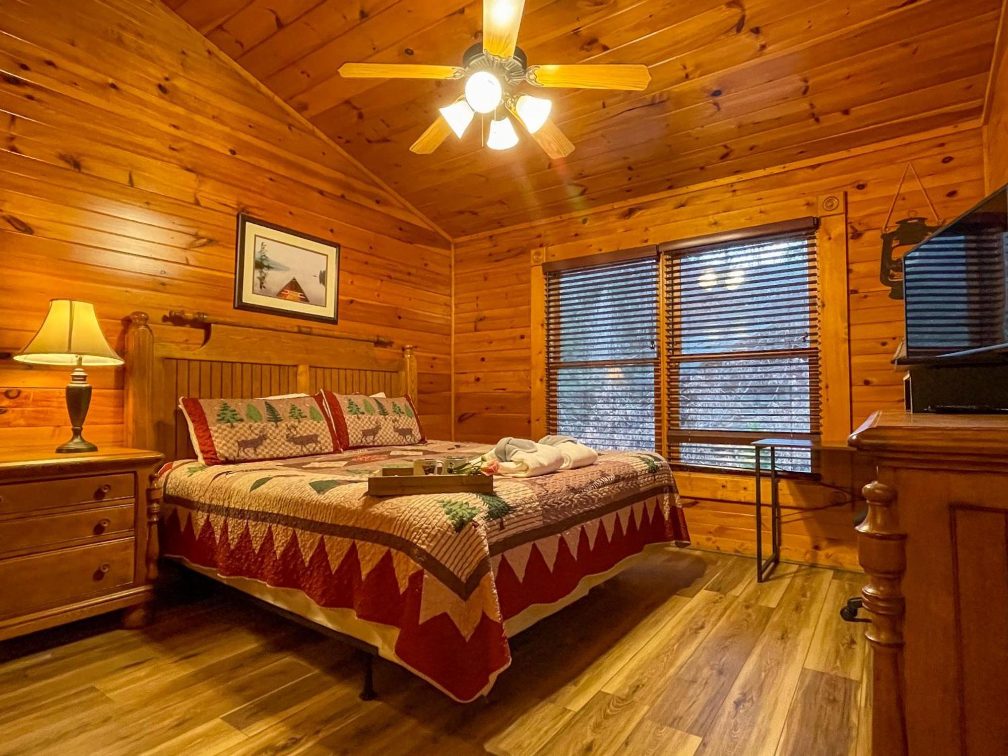 Spacious Resort Log Cabin, Easy Drive, Hot Tub, Arcade Gameroom, Mountain Vibe 蓋特林堡 外观 照片