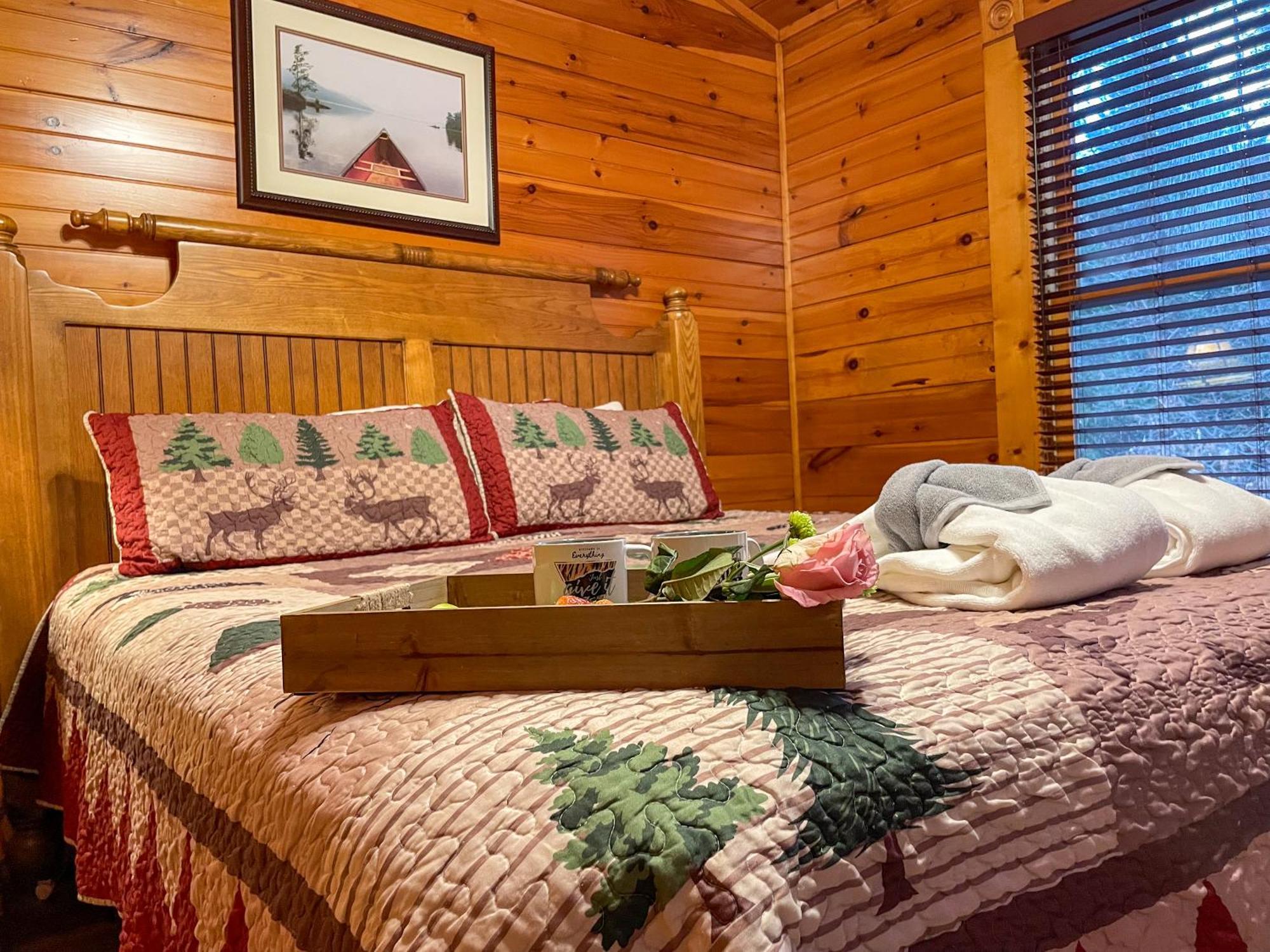 Spacious Resort Log Cabin, Easy Drive, Hot Tub, Arcade Gameroom, Mountain Vibe 蓋特林堡 外观 照片