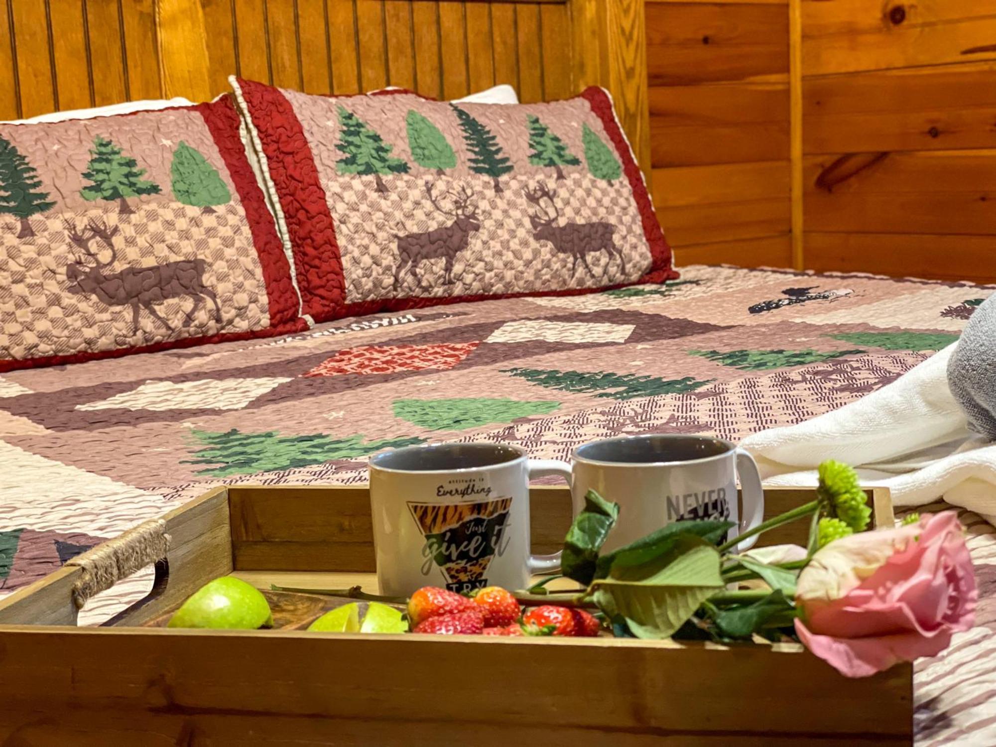 Spacious Resort Log Cabin, Easy Drive, Hot Tub, Arcade Gameroom, Mountain Vibe 蓋特林堡 外观 照片