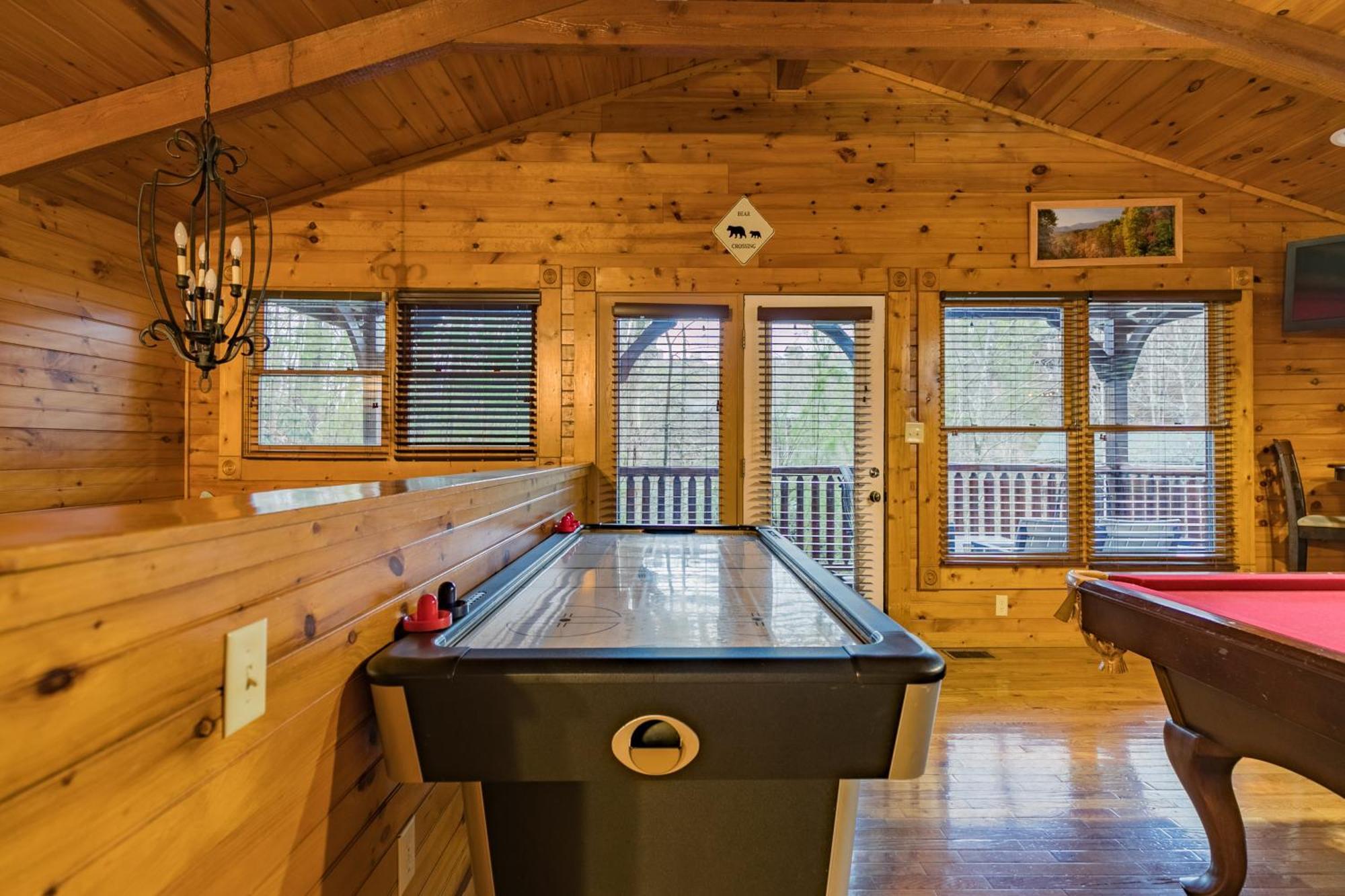 Spacious Resort Log Cabin, Easy Drive, Hot Tub, Arcade Gameroom, Mountain Vibe 蓋特林堡 外观 照片