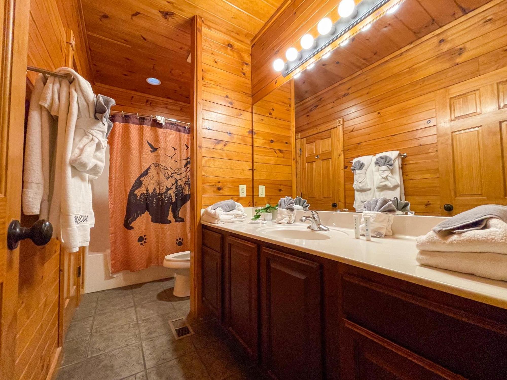 Spacious Resort Log Cabin, Easy Drive, Hot Tub, Arcade Gameroom, Mountain Vibe 蓋特林堡 外观 照片