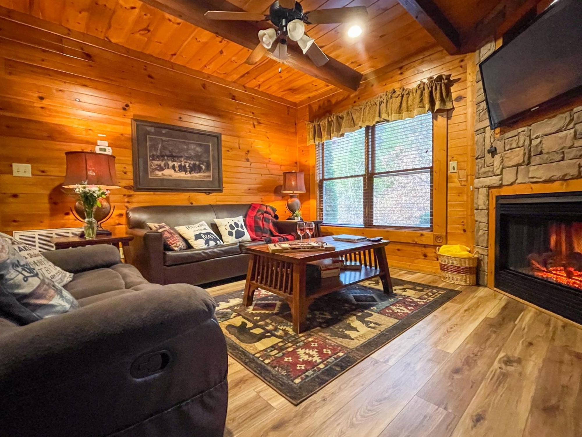 Spacious Resort Log Cabin, Easy Drive, Hot Tub, Arcade Gameroom, Mountain Vibe 蓋特林堡 外观 照片